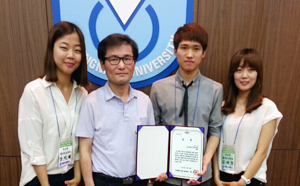 북한 및 통일문제 발표대회에서 대상을 차지한 영남대 UCC팀. 왼쪽부터 정지혜 씨, 정병기 교수, 박인제