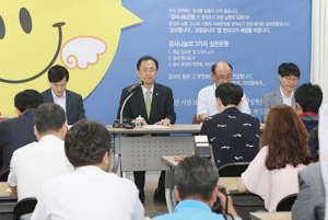 오광환 포항교육지원청 교육장이 1일 기자회견에서 양덕초등학교 학생들의 등교 재개를 호소하고 있다. 신동우기자