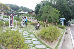 산골마을에 조성된 쉼터가 주민들의 사랑방 역할을 하고 있다. 마경대기자