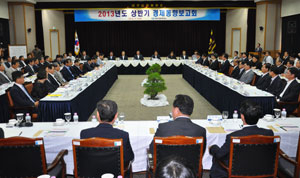 대구상공회의소는 4일 상반기 지역경제동향 보고회를 열었다. 이자리에서 지역 기업인들은 염색산업단지의 재생사업 지정 등 경제계의 요구 사항을 전달했다. 대구상의 제공