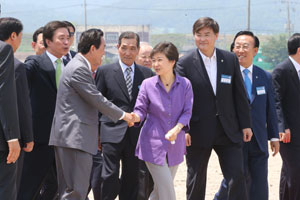 지난달 5일 대구 달성군 구지면 일원에서 열린 대구국가산업단지 기공식에서 김문오 달성군수가 박근혜 대통령을 맞이하고 있다. 달성군 제공