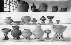 1913, 14년 경주고적보존회 진열관의 전시 모습. 삼국시대부터 통일신라시대까지의 신라 토기를 3단으로 전시했다. 국립경주박물관 제공