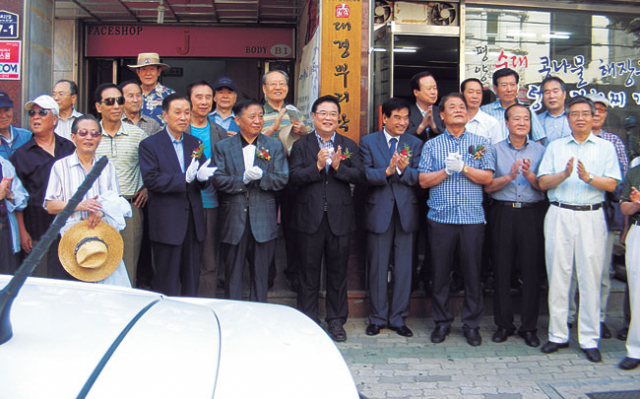 앞줄 왼쪽부터 이상원 제2대 대경언론클럽회장, 변태석 달구벌클럽 초대회장, 신경호 대경언론클럽 현 회장, 우동기 대구시교육감, 류우하 대경뿌리학교장, 조병로 초대 대경언론클럽회장, 이종구 대구고 9회 동기회장, 노채식 대경언론클럽 3대회장.