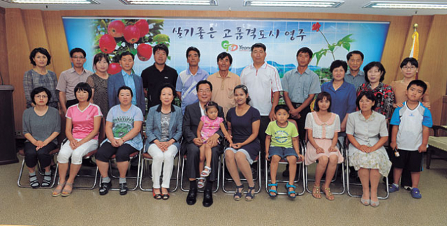 친정나들이 환송행사를 마친 다문화가족들이 기념촬영을 했다. 영주시 제공