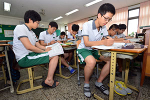 11일 오후 대구 대륜고등학교 3학년 교실에는 반바지 체육복을 착용한 학생들이 대입 수능 공부를 하고 있다. 학교 측은 에너지 절약을 위해 전교생에게 반바지 착용을 권유하고 있다. 정운철기자 woon@msnet.co.kr