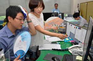 11일 대구시교육청 직원들이 아이스팩과 부채로 더위와 싸워가며 업무를 보고 있다. 성일권기자 sungig@msnet.co.kr