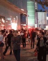 11일 현대백화점 대구점 7층 외벽에서 발생한 화재로 대피한 고객들이 걱정스러운 표정으로 화재현장을 지켜보고 있다. 이화섭기자