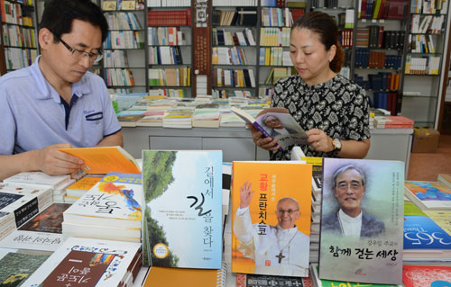 가톨릭신문사 주최의 가톨릭 독서문화운동이 확산되고 있는 가운데 계산성당 옆 계산서원에도 신심서적 33권에 추천된 책을 찾는 천주교 신자들이 늘고 있다.