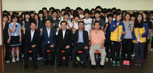 12일 경북컬링훈련원에서 열린 2013 의성마늘배 전국컬링대회 개회식 후 김복규 의성군수와 대회 관계자, 참가 선수단이 포즈를 취하고 있다. 경북컬링훈련원 제공