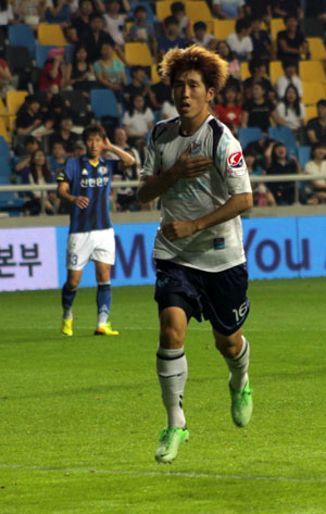 대구FC 송창호가 13일 인천과의 경기에서 0대1로 뒤진 후반 3분 동점골을 터뜨린 후 환호하고 있다. 대구FC제공