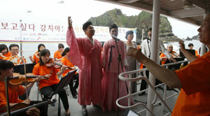 독도행 선상에서 독도를 배경으로 