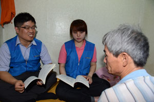 대구쪽방상담소와 대성에너지㈜가 함께 쪽방에 거주하는 주민들을 만나 상담을 하고 있다. 대성에너지㈜ 제공