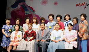 김항곤 군수가 여성발전유공자로 표찰을 받은 14명의 여성들과 기념촬영하고 있다.
