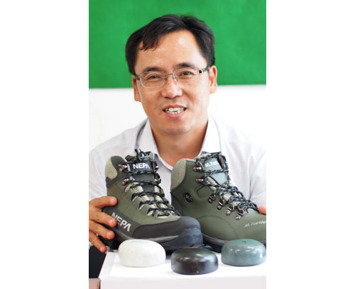 (주)대서 박재석 대표가 자신들이 만든 안전화를 선보이고 있다. 안전화 앞의 세 가지 토캡 중 가운데 검정색이 세계 최초로 만들어진 탄소섬유 토캡이다. 좌측과 우측은 타사에서 사용하는 유리섬유, 금속 토캡이다.