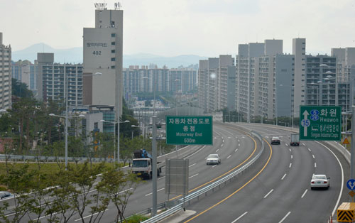 대구 상인동~범물동을 잇는 앞산터널로 개통효과가 주변 부동산 가치 상승으로 이어지고 있다. 사진은 앞산터널로와 상인동 아파트 단지. 성일권기자 sungig@msnet.co.kr