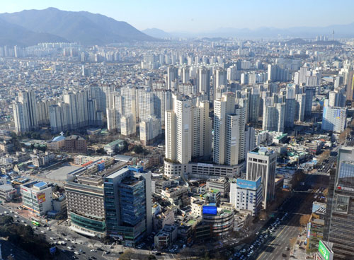 정부가 22일 취득세를 영구인하 하기로 결정하자 부동산 시장은 장기적으로 부동산 활황의 호재로 보고 있지만, 지자체들은 엄청난 세수감소가 불가피하다며 반발하고 있다. 매일신문DB