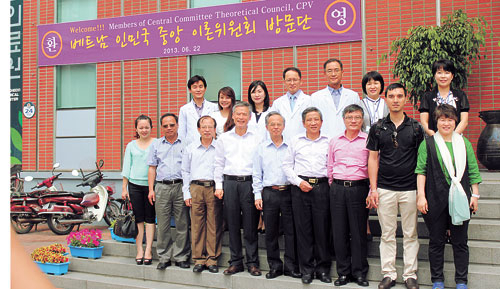 김천의료원은 의료관광사업 활성화를 위해 지난달 22일 베트남 인민국 이론위원회 방문단을 초청, 의료관광 체험을 진행했다. 김천의료원 제공