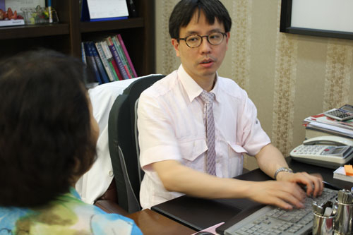 좋은 진료를 받는 것은 인생을 함께할 최적의 동지를 만나는 것과 같다. 해동내과 의료진은 환자에게 최고의 반려자가 되기 위해 끊임없이 노력하고 있다.
