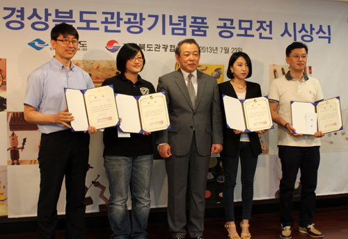 제17회 경상북도관광기념품 공모전에 당선된 영주지역 수상자들이 기념촬영을 했다. 영주시 제공