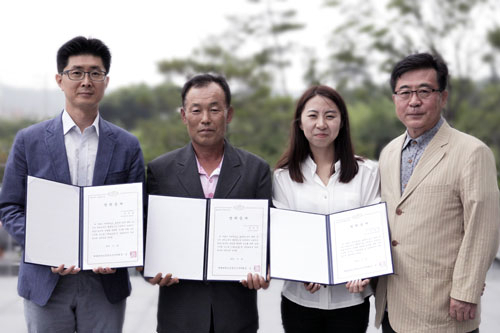 계명대 동문교수 장학회는 최근 2013 해외유학생 장학증서 전달식을 가졌다. 왼쪽부터 장학증서를 받은 강진호, 김윤종(김미진 씨 부친), 오다희 씨와 김선 교수.