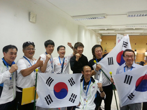 26일 불가리아 소피아에서 열린 제22회 농아인 올림픽 사격에서 금메달을 딴 최수근(왼쪽 다섯 번째)이 응원 온 여준규(두 번째) 단장과 김재인(왼쪽 네 번째) 사격 감독 등 한국 선수단 관계자들과 기뻐하고 있다. 대구사격연맹 제공