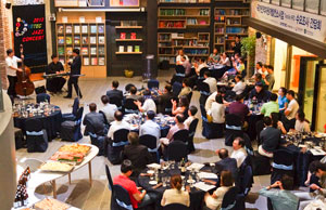 다이텍연구원이 직원 및 기업과의 소통, 동행 경영으로 성과를 올리고 있다. 이달 25일 기업 간담회를 겸한 재즈콘서트에 기업 실무자들이 참석, 공연을 즐기고 있다. 다이텍연구원 제공