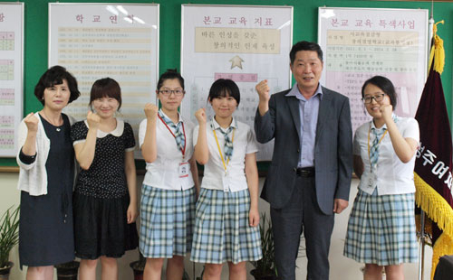 성실하고 활발한 학교 생활로 해외 방문의 기회를 잡게 된 성주여고 김동은, 김유경(왼쪽에서 세 번째와 네 번째)양과 이현주 양(맨 오른쪽). 성주여고 제공