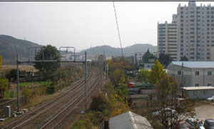 내달부터 칠곡군 왜관읍 왜관리 우방타운 인근 경부선 철로변에 방음벽 설치 공사가 시작된다. 철길 오른쪽이 우방타운. 칠곡군 제공