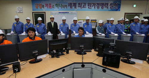 포스코 는 29일 포항제철소에 연산 70만t 규모의 스테인리스 4제강공장을 준공했다. 포스코 제공