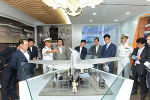 30일 개관한 포항 해군항공 역사관에서 이칠구 포항시의회 의장 등 내빈들이 내부를 살펴보고 있다. 해군 6항공전단 제공.