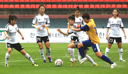 제12회 전국여자축구선수권대회가 5일부터 합천에서 열린다. 사진은 지난해 대회 개막전으로 열린 한양대와 위덕대의 경기 모습. 합천군 제공