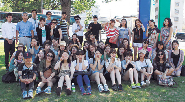 울산대 디자인대학 학부생들이 일본 규슈산교대학 예술대학과 다양한 교류활동을 펼치고 있다. 울산대 제공
