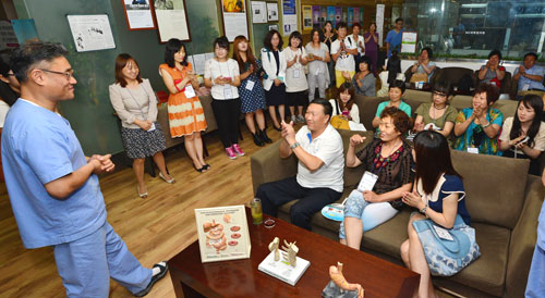 지난달 한국에 유학생 자녀를 둔 중국 의료관광객들이 대구를 찾아 종합검진을 받고 인근 관광행사에 참여했다. 사진은 수성구의 한 종합병원에서 이들을 대상으로 의료설명회를 하는 모습. 정운철기자 woon@msnet.co.kr