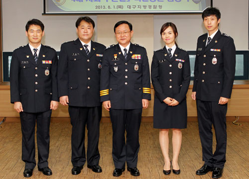 이승훈 경감, 정경표 경위, 최동해 대구경찰청장, 김선영 경사, 손성우 경장.(왼쪽부터)
