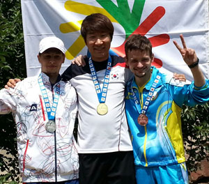 1일 농아인 올림픽 사격 50m 소총복사에서 우승하며 대회 3관왕에 오른 최수근(가운데)이 시상식에서 2, 3위 선수들과 포즈를 취하고 있다. 대구사격연맹 제공