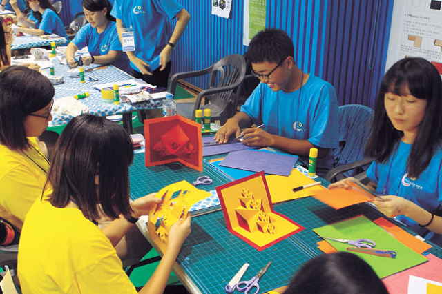 ▲구미교육지원청과 구미중등수학교육연구회가 6, 7일 선산청소년수련관에서 연 수학캠프에 참가한 학생들이 다양한 프로그램 체험을 하고 있다. 구미교육지원청 제공