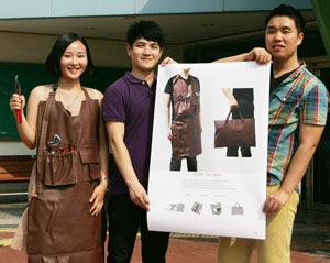 2013 레드닷 어워드 디자인 대회에서 베스트 오브 베스트에 오른 이혜진, 이승한, 이근원 씨가 작품시안과 시제품을 선보이고 있다.