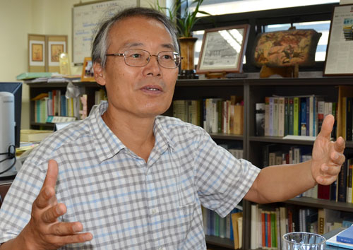 김희곤 안동독립운동기념관장은 평생 독립운동 연구에 천착해왔다. 역사 속에서 통합을 이끌어낸 인물들을 학교교육에서 적극적으로 부각시켜야 통일로 가는 길이 열릴 것이라고 말한다.