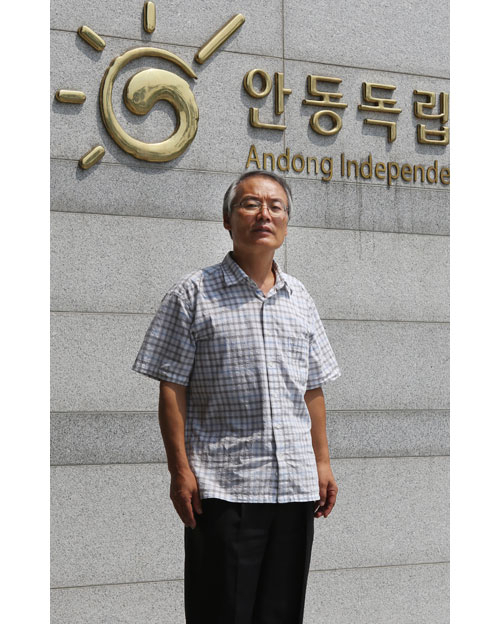 안동독립운동기념관 앞에서 포즈를 취한 김희곤 관장.