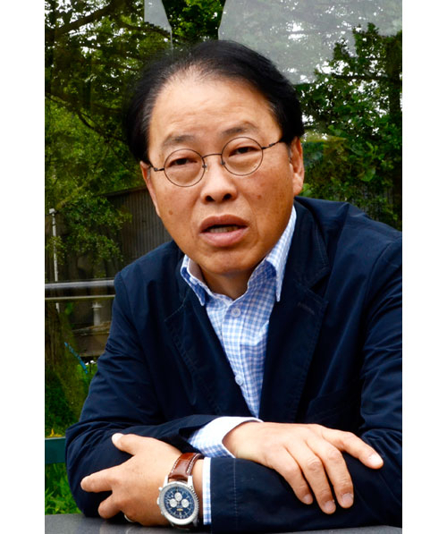 ※권석하 씨는 경북 봉화의 닭실마을에서 안동 권씨 집안 3남 4녀 중 막내로 태어났다. 교육 공직자였던 부친을 따라 점촌 청도 안동 영주 등지를 옮겨 다니며 초등학교를 마쳤다. 영주에서 중학교를, 서울에서 고등학교를 마치고 영남대 무역학과로 진학했다. 1982년 무역상사 주재원으로 영국으로 건너가 현재까지 거주하고 있다. 런던에서 보라여행사, 문화