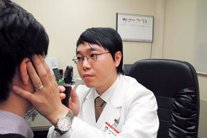 한방은 안구건조증을 단순히 눈의 문제뿐 아니라 인체 전반의 문제와 깊은 관련이 있다고 본다. 눈 질환의 한방치료는 대체로 한약치료와 침구치료, 요법치료가 함께 이뤄진다.