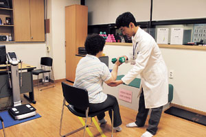 5년전 고혈압 진단을 받은 이모 씨는 자신에게 맞는 보폭과 알맞은 심박수로 걸어야 혈압 조절에 도움이 되며, 적당한 근력운동이 필요함을 알게 됐다.
