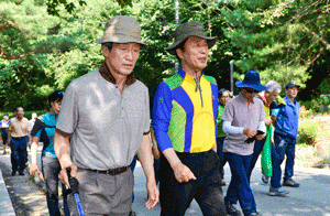 새누리당 정몽준 의원이 9일 김범일 시장과 함께 대구 팔공산 갓바위 산행을 하고 있다. 우태욱기자 woo@msnet.co.kr