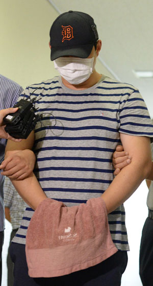 새마을금고에 침입해 현금을 빼앗은 혐의로 11일 경찰에 붙잡힌 30대 피의자 A씨가 대구 동부경찰서로 들어오고 있다. 우태욱기자 woo@msnet.co.kr