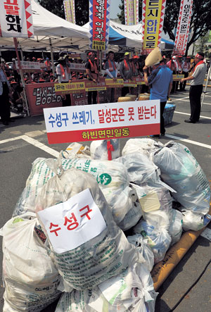 동물원 이전을 둘러싸고 대구 달성군과 수성구 간 유치경쟁으로 갈등의 골이 깊어가고 있다. 12일 달성군 하빈면민들이 대구시청 앞 주차장에서 