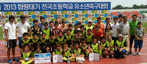 화랑대기 유소년축구대회에서 준우승한 강구초교 축구 선수단. 강구초교 제공