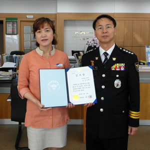 군위농협 고로지점 김금혜 과장이 지역 주민의 전화 금융사기 피해를 막아 군위경찰서로부터 감사장을 받았다. 군위경찰서 제공