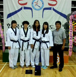 포항시체육회 태권도 선수단. 오른쪽부터 조성호 코치, 김지나, 권은혜, 이선미, 곽진주 선수. 포항시체육회 제공