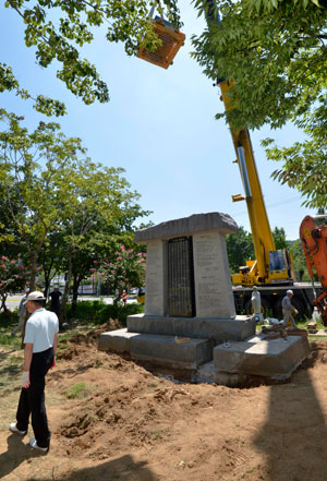 14일 대구 동구청 관계자들이 백안삼거리에 놓인 