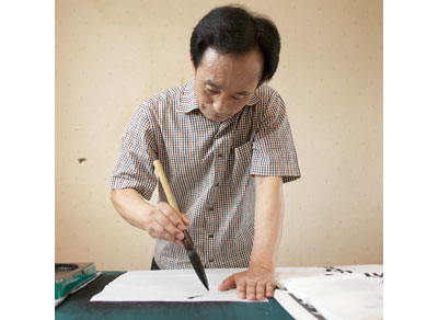 서예는 그가 70세가 되던 해에 시작한 취미생활이다. 지금도 1주일에 한 번씩 동구에 있는 아양문화센터에서 배우고 있다.